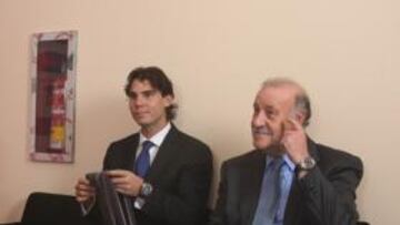 <b>MADRIDISTAS DE BANDERA. </b>Gento, Nadal y Del Bosque, durante un descanso de la Gala de AS celebrada el 30 de noviembre de 2010.