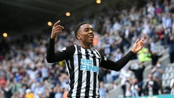 NEWCASTLE UPON TYNE, ENGLAND - MAY 19: Joe Willock of Newcastle United celebrates after scoring his team's first goal during the Premier League match between Newcastle United and Sheffield United at St. James Park on May 19, 2021 in Newcastle upon Ty