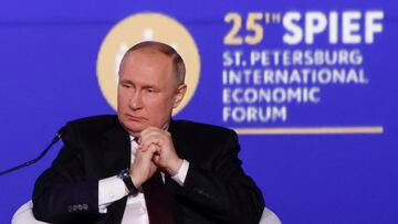 FILE PHOTO: Russian President Vladimir Putin attends a session of the St. Petersburg International Economic Forum (SPIEF) in Saint Petersburg, Russia June 17, 2022. REUTERS/Maxim Shemetov/File Photo