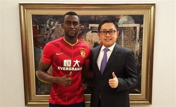 Jackson posa como nuevo jugador del Guangzhou chino.