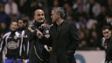 <b>PROTESTAS. </b>Mourinho y el cuarto árbitro, Alfonso Vicente, discutieron en el partido ante el Depor.