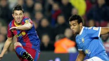 <b>TAPANDO. </b>Michel intenta desviar la trayectoria de un centro lanzado por Villa.