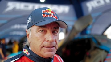 Ford M-Sport's Spanish Driver Carlos Sainz poses for a photograph after a practice session ahead of the start of the Dakar Rally 2025, in Bisha, on January 1, 2025. The Dakar Rally 2025 runs from 3 to 17 January 2025. (Photo by Valery HACHE / AFP)