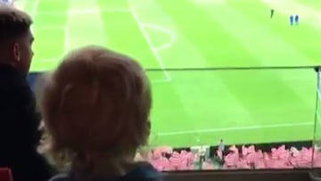 La hija de Antoine Griezmann bail&oacute; al ritmo del himno del Atl&eacute;tico en el estreno del Wanda Metropolitano.