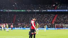 Santiago Giménez sale del campo caminando pese a la patada en el tobillo que recibió.