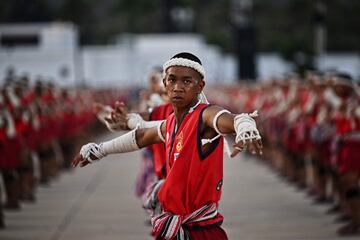 Un grupo de luchadores de muay thai o boxeo tailandés realiza el Wai Khru (saludo tradicional previo a cada combate) para establecer un nuevo récord Guinness mundial. El multitudinario acto tuvo lugar durante un festival de artes marciales tailandesas en el parque Rajabhakti en Hua Hin, en la provincia de Prachuap Khiri Khan.