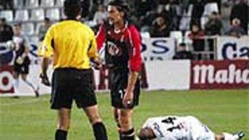 <b>ARMÓ EL TACO</B>. Teixeira Vitienes perjudicó los intereses del Espanyol en el Carlos Belmonte.