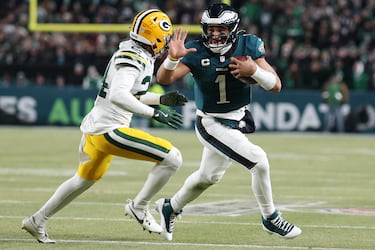 Los Philadelphia Eagles avanzaron a la Ronda Divisional de los Playoffs de la temporada 2024 de la NFL al vencer 22-10 en casa a los Green Bay Packers de la mano de una defensiva dominante y un ataque terrestre castigador.
(Photo by AL BELLO / GETTY IMAGES NORTH AMERICA / Getty Images via AFP)