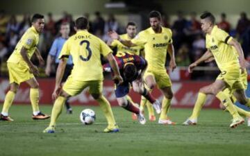 El delantero argentino del FC Barcelona Lionel Messi (c) rodeado por varios jugadores del Villarreal.