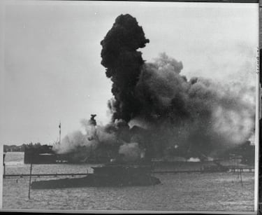 Esta notable fotografía, tomada por un oficial en un barco cercano, muestra la enorme columna de humo que se formó tras la explosión de los polvorines cuando el acorazado USS Arizona fue alcanzado por una bomba aérea durante el ataque japonés a Pearl Harbor.