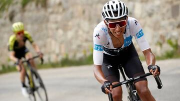 Egan Bernal suelta a Simon Yates durante la subida al Col de l&#039;Iseran en la decimonovena etapa del Tour de Francia 2019.