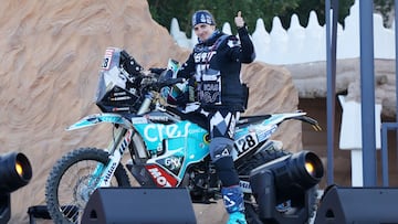 Sandra Gómez, en el podio de salida del Dakar 2022.