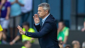 Fran Escribá, dirigiendo a su equipo.