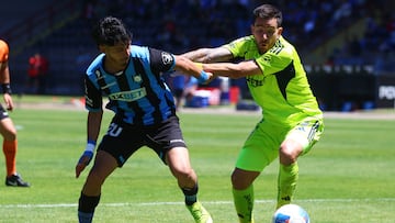Futbol, Huachipato vs Universidad de Chile
Vigesimosexta fecha, campeonato Nacional 2025.
El jugador de Universidad de Chile Matias Saldivia, derecha, juega el balon contra Huachipato durante el partido de primera division disputado en el estadio CAP de Talcahuano, Chile.
02/11/2025
Eduardo Fortes/Photosport
Football, Huachipato vs Universidad de Chile
26th date, 2025 National Championship.
Universidad de Chile Matias Saldivia player, right, play the ball against Huachipato during the first division match played at the CAP stadium in Talcahuano, Chile.
02/11/2025
Eduardo Fortes/Photosport