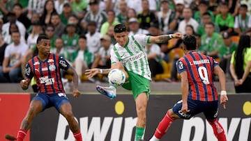 Bahia's midfielder #14 Erick, Atletico Nacional's midfielder #21 Jorman Campuzano and Bahia's forward #09 Luciano fight for the ball during the Copa Libertadores group stage football match between Colombia's Atletico Nacional and Brazil's Bahia at the Atanasio Girardot stadium in Medellin, Colombia, on May 14, 2025. (Photo by Jaime SALDARRIAGA / AFP)