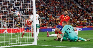 3-0. Aleix García llega al área búlgara , pone un pase atrás y en el intento de despejar, Atanas Chernev manda el balón al fondo de su portería.