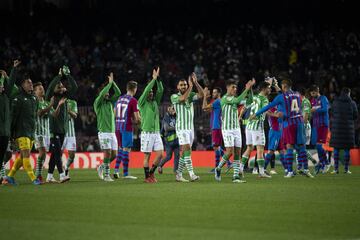 El Betis celebra su victoria en el Camp Nou.