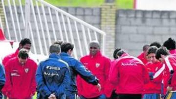 <b>CHARLA. </b>Jiménez mantuvo algunas conversaciones con los jugadores. A partir de ahora le quedará un duro trabajo para recuperar mentalmente al equipo. El domingo el Sevilla se juega otros tres puntos importantes de cara a la Liga de Campeones.