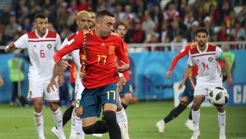 Iago Aspas remata a portería para conseguir el empate frente a Marruecos.