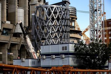 Así avanzan las obras remodelación y modernización del Santiago Bernabéu. Ni las lluvias de elevada intensidad caídas en la capital ni los efectos de la DANA climatológica que están afectando a toda España han frenado el ritmo de las obras cuya finalización está prevista para principio del mes de octubre de 2022, aunque es factible que la finalización de la reforma finalice unos meses antes de lo previsto.