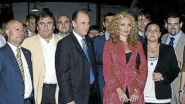 <b>ROTUNDO. </b>Ruiz de Lopera, ayer en la peña bética Esnaola, rodeado de directivos y aficionados.