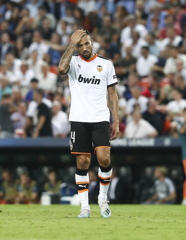 Rechazó la oferta de renovación del Valencia considerando que era insuficiente, estuvo en la recámara del United y de algún otro club, pero no ha firmado por nadie y se queda en una situación muy comprometida.





