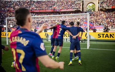 Los jugadores del Fútbol Club Barcelona se abrazan y bailan sobre el césped del Estadio Olímpico de Montjuic.