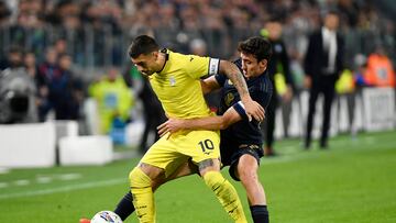 Soccer Football - Serie A - Juventus v Lazio - Allianz Stadium, Turin, Italy - October 19, 2024 Lazio's Mattia Zaccagni in action with Juventus' Andrea Cambiaso REUTERS/Massimo Pinca