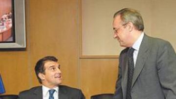 <b>DIÁLOGO DISTENDIDO. </b>Florentino Pérez y Joan Laporta conversaron amigablemente durante la reunión.