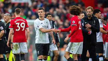 Manchester (United Kingdom), 10/03/2018.- Dejan Lovren (C-L) of Liverpool and Marouane Fellaini (C-R) of Manchester United react after the English Premier League soccer match between Manchester United and Liverpool FC at the Old Trafford in Manchester, Br