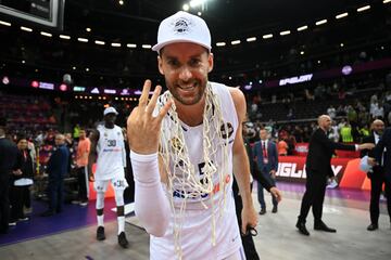 Rudy Fern¨¢ndez es, tras Llull, el segundo jugador con m¨¢s t¨ªtulos de la plantilla blanca (26). El alero tiene los mismos que su compa?ero salvo la Liga de 2007 y la Copa de 2012. Por lo tanto, Rudy, que ya no volver¨¢ a vestir la camiseta blanca, dice adi¨®s con tres Euroligas (2015, 2018 y 2023), seis Copas (2014, 2015, 2016, 2017, 2020 y 2024), nueve Supercopas (2012, 2013, 2014, 2018, 2019, 2020, 2021, 2022 y 2023), la Intercontinental de 2015 y siete Ligas (2013, 2015, 2016, 2018, 2019, 2022 y 2024). Pero el mallorqu¨ªn suma otros tres t¨ªtulos de su etapa en la Penya. Con el Joventut gan¨® la FIBA EuroChallenge (2006) y en 2008, la Copa y la Eurocup.
