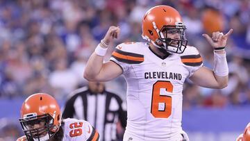 EAST RUTHERFORD, NJ - AUGUST 09: Baker Mayfield #6 of the Cleveland Browns calls out the play as center Austin Reiter #62 of the waits to make the snap in the second quarter against the New York Giants during their preseason game on August 9,2018 at MetLi