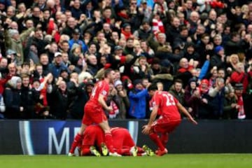 Henderson y Coutinho marcaron para el Liverpool, mientras que Dzeko hizo lo propio para los 'ciudadanos'.