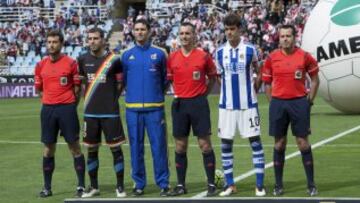 El árbitro Santiago  Jaime Latre acompañado de los asistentes Jorge Bueno Mateo y Fernando Tresaco Escabosa, el cuarto árbitro Óscar Herrero Arenas y los capitanes Trashorras y Xabi Prieto.