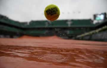 Una lona cubre la Philippe Chatrier, pista central de Roland Garros. 