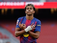 El jugador del Barcelona, Lamine Yamal, celebra su primer hat trick como jugador azulgrana.
