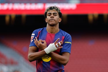 El jugador del Barcelona, Lamine Yamal, celebra su primer hat trick como jugador azulgrana. 