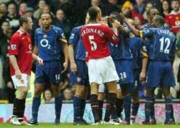 Wayne Rooney, Thierry Henry, Rio Ferdinand afirmando las manos de Kolo Touré.