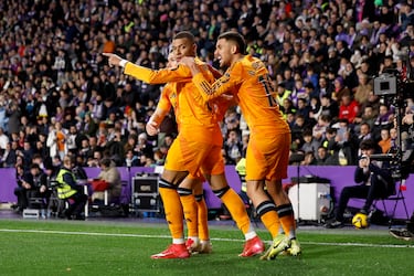 El líder golpea primero en Pucela. Tremenda la acción entre Mbappé y Bellingham, combinando una pared exquisita para superar el muro blanquivioleta, dejando el inglés al crack francés en el mano a mano, definiendo a la perfección ante Hein. Otro más de Kylian.