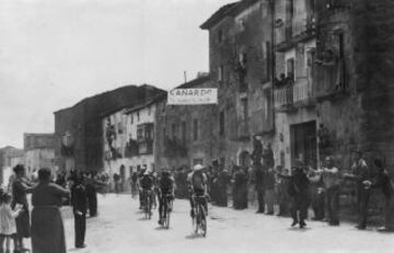 Mariano Cañardo pasando por Olite (Navarra), su pueblo natal.