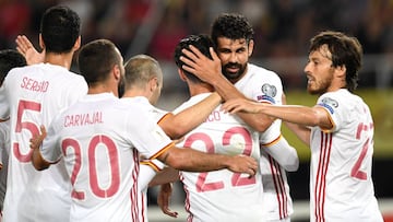 Los jugadores de la Selección celebran uno de sus dos goles en Macedonia.