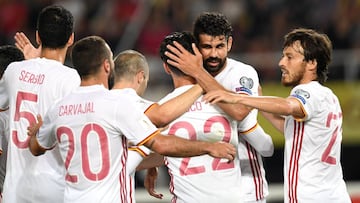 Los jugadores de la Selecci&oacute;n celebran uno de sus dos goles en Macedonia.