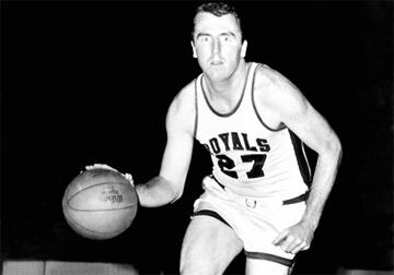 One of the first compulsive scorers in history. With the Cincinnati Royals he managed to surpass a per-game season average of 30 points, an incredible achievement in his era. A six-time All-Star, his number was retired by the Sacramento Kings.