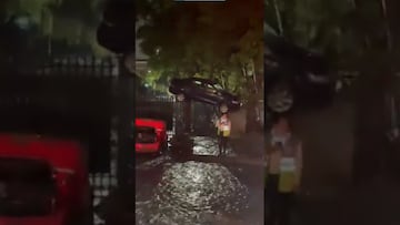 Autos quedan volteados y elevados tras lluvias en el poniente de la CDMX