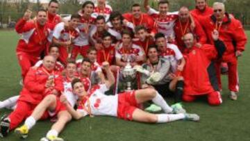 Los campeones posando con la copa.