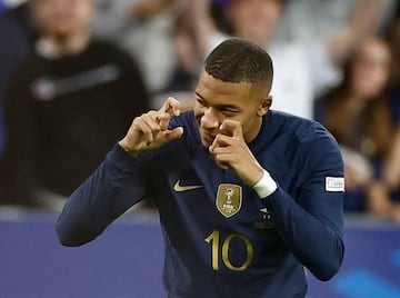 La selección francesa venció 2-0 ante Austria para evitar el descenso a la Liga B de la Nations League. Mbappé abrió el marcador con un golazo y lo celebró 'disparando una fotografía'.