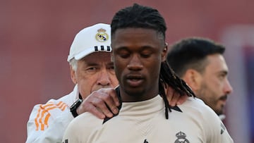 Ancelotti, junto a Camavinga, en en el entrenamiento previo al duelo de ida en el Emirates contra el Arsenal.