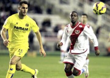 El defensa del Villarreal Víctor Ruiz lucha un balón con el delantero francés del Rayo Vallecano Gaël Kakuta durante el partido de la vigésimo tercera jornada de Liga de Primera División.