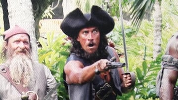 Tamayo Perry, vestido de pirata y con un rifle en la mano, en Piratas del Caribe: En Mareas Misteriosas.