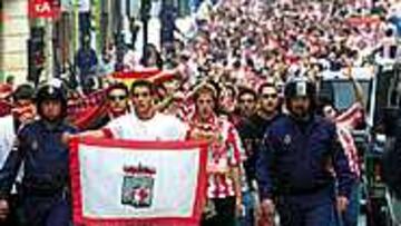 LA POLICÍA LES TUVO CONTROLADOS. Custodió a los radicales gijoneses durante todo su trayecto, pero no pudo evitar tener que hacer uso de la fuerza.